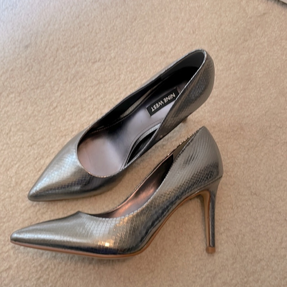 Nine West Silver snake skin pattern Heel Size 7
